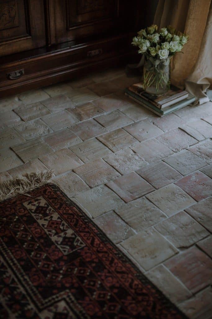 方形赤陶瓷砖地板，上面铺着高档地毯。