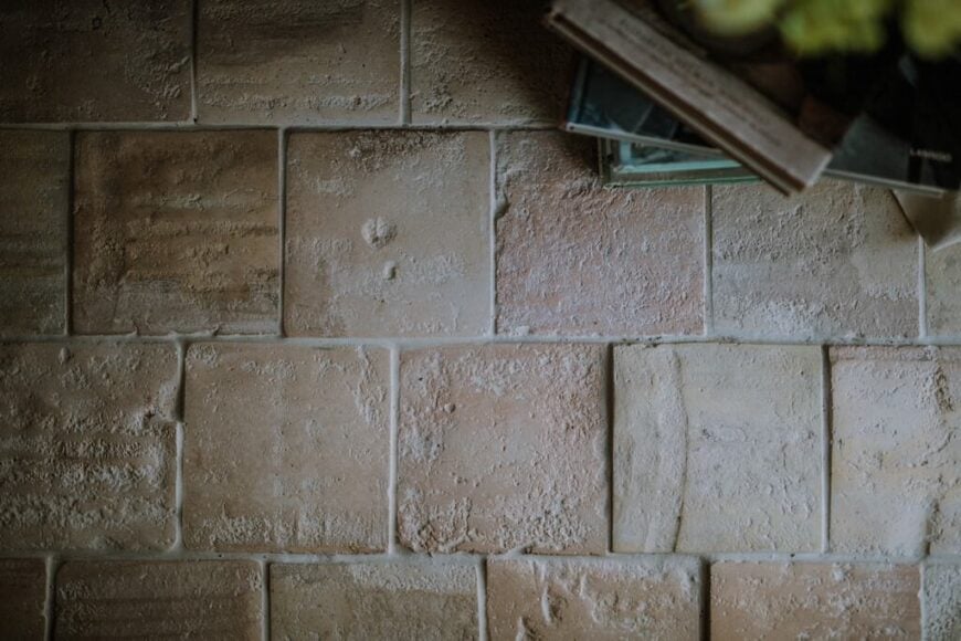 近距离观察这个方形terracotta瓷砖地板。