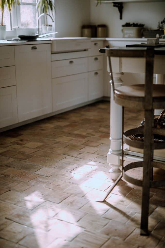 terracotta的另一个看这个厨房瓷砖地板。