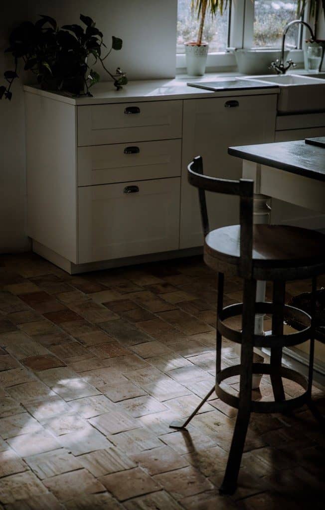 厨房铺着方形赤陶瓷砖地板。