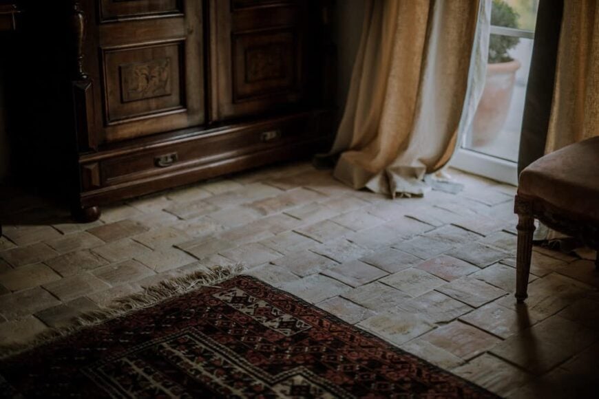 方形赤陶瓷砖地板，上面铺着漂亮的地毯。