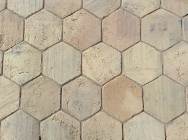 苍白的六角terracotta在近距离看瓷砖地板。