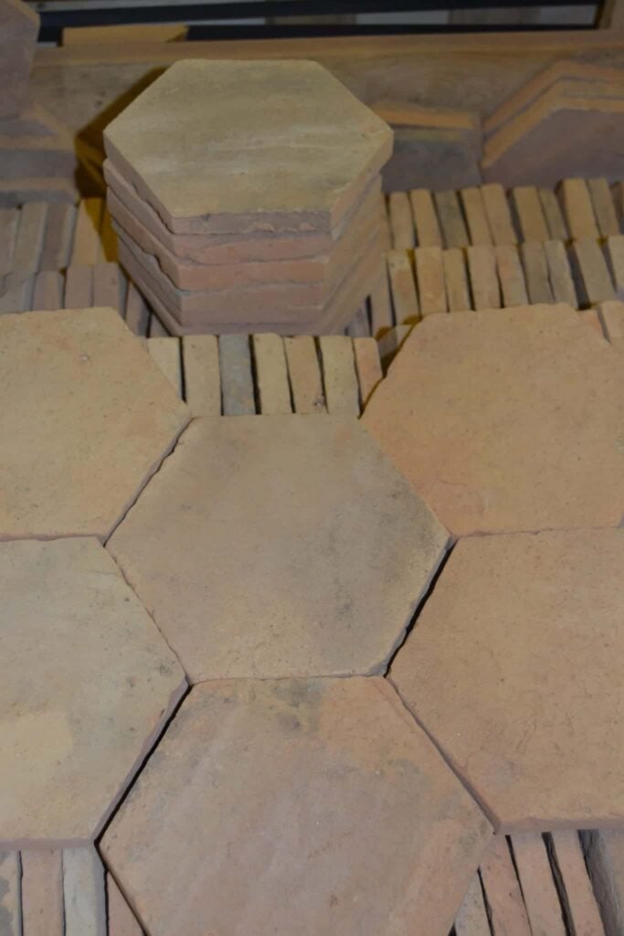 近距离观察尚未安装的六角形赤陶瓷砖地板。