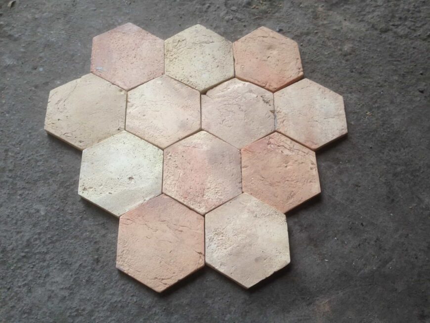 六角形赤陶瓷砖地板准备安装。