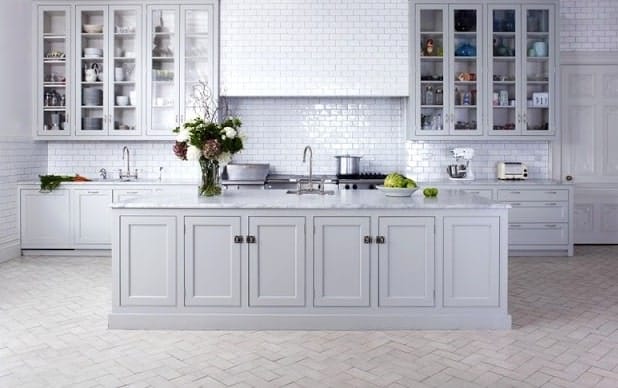 白色主题的厨房，时尚的浅色陶土瓷砖地板。