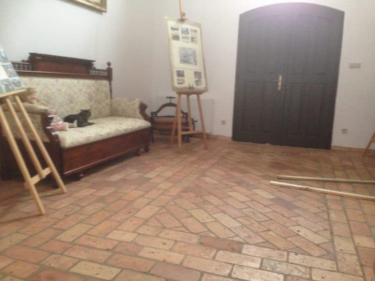 客厅的地板是淡色的赤陶瓷砖。
