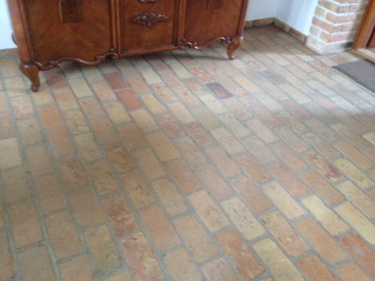 房屋内部的淡色赤陶瓷砖地板。