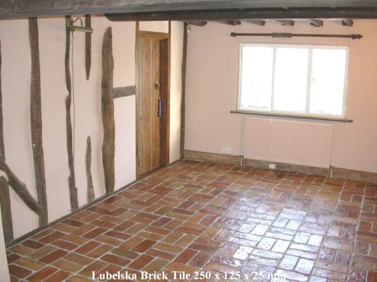 一个空房间,温暖砖terracotta瓷砖地板。