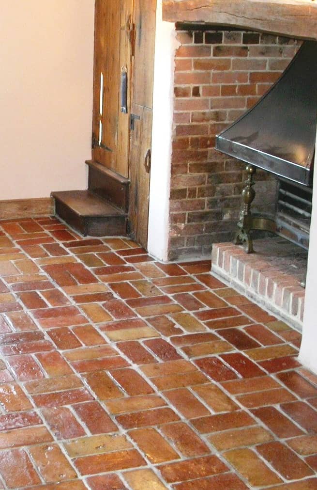 闪亮的红陶和瓷砖瓷砖地板。