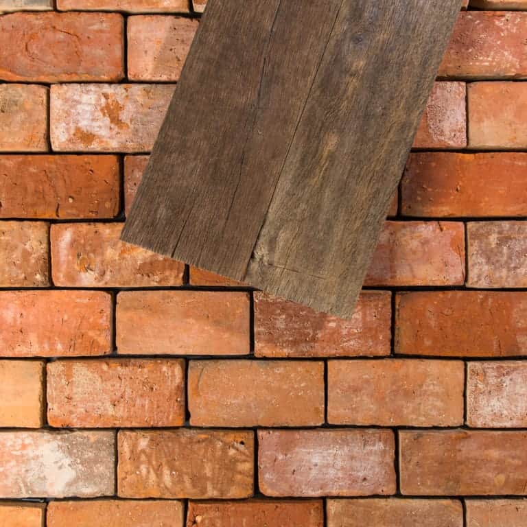 近距离看看这个温暖的terracotta砖瓷砖地板上木板。