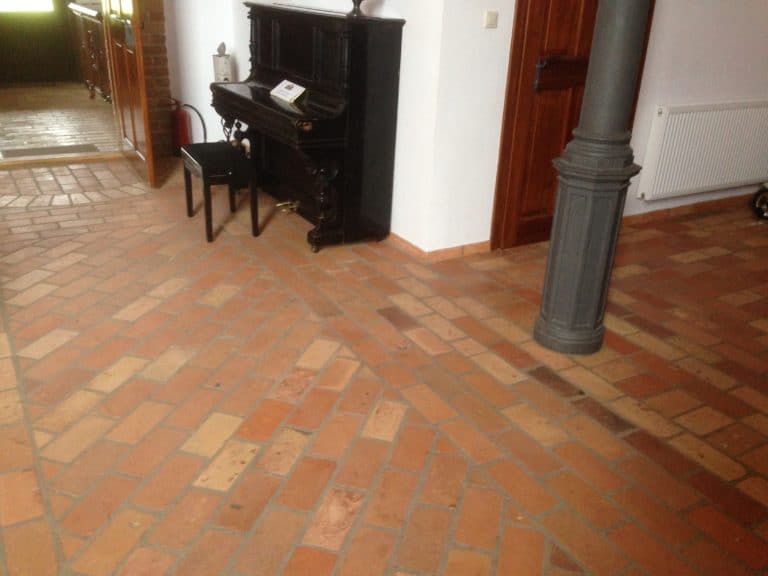 温暖的赤陶瓷砖地板完全安装在这个家。