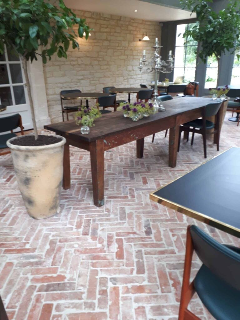 一个优雅的用餐区设有砖陶土瓷砖地板。