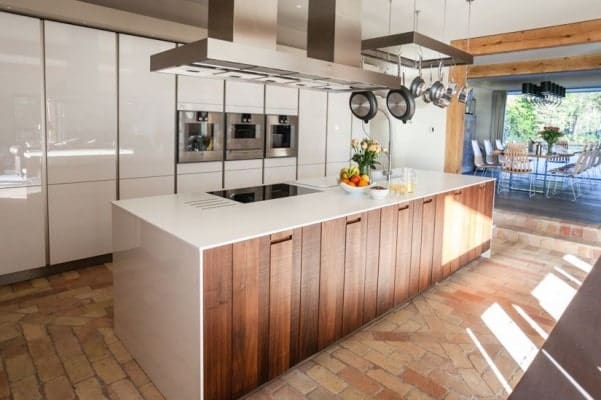 单墙厨房，砖陶土瓷砖地板。