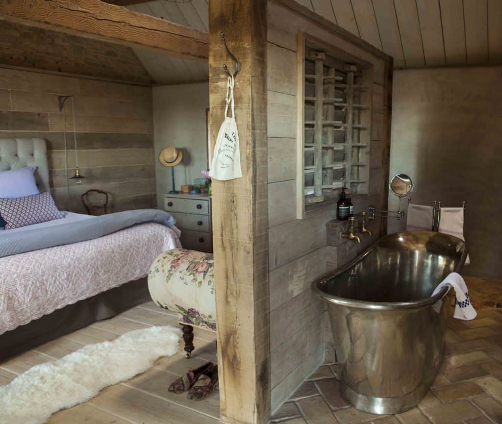 主卧室带独立浴室，铺有赤陶土瓷砖地板。