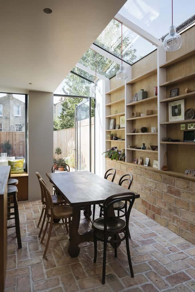 狭窄的用餐式厨房，地板和墙壁都铺着陶土砖。