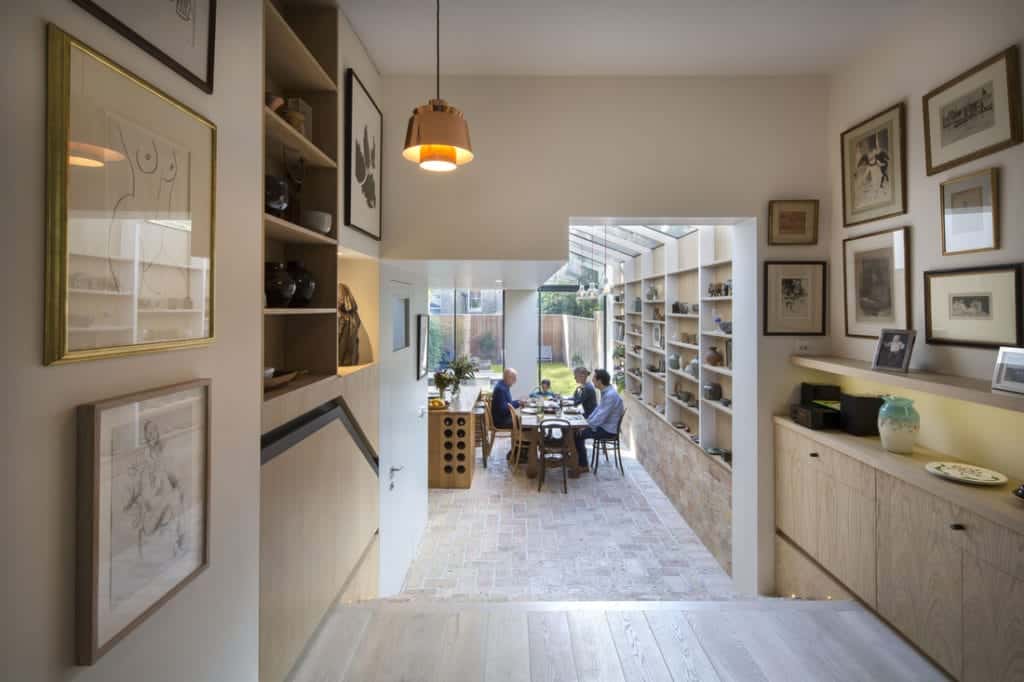 这个厨房的另一个看起来与terracotta砖瓷砖地板的客厅。