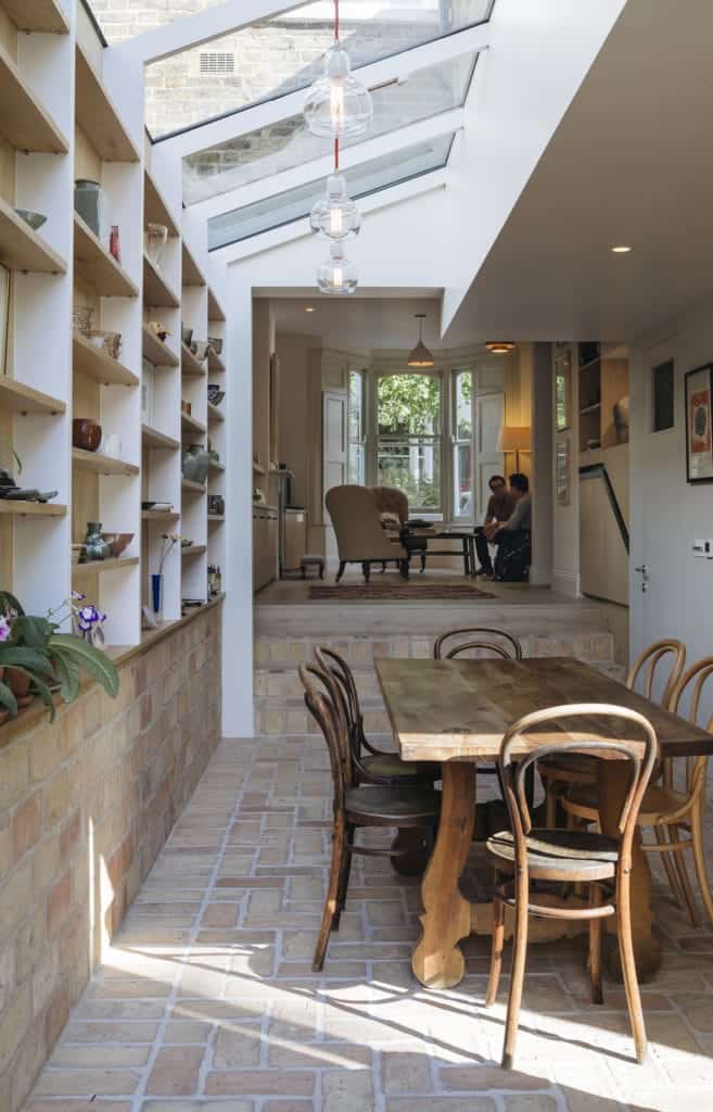 这间厨房的赤陶土瓷砖地板一直延伸到通往家庭客厅的直楼梯。