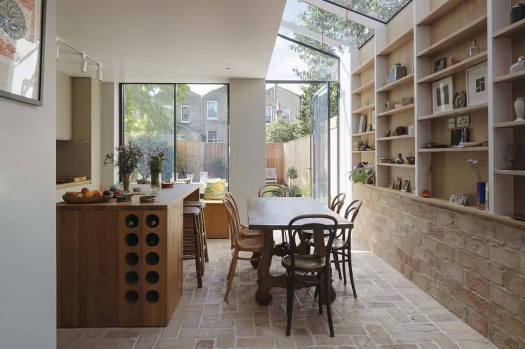 厨房区域的另一景，地板为赤陶土砖。