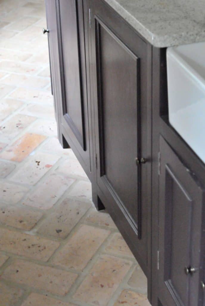 近距离观察这个家的厨房和水槽计数器砖terracotta瓷砖地板。
