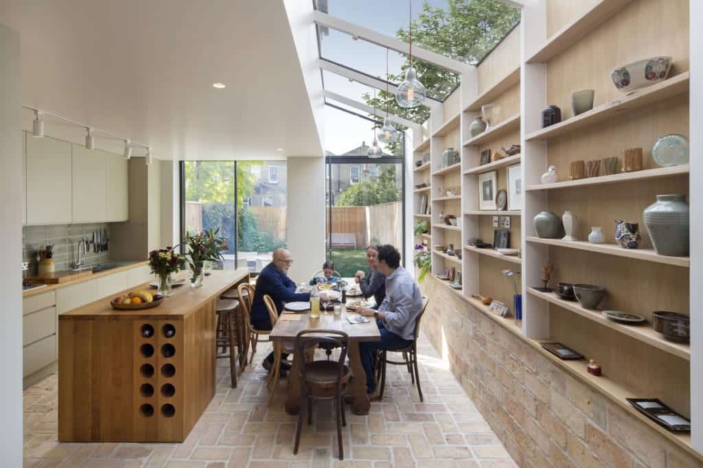 一个漂亮的厨房设置与砖terracotta瓷砖地板。