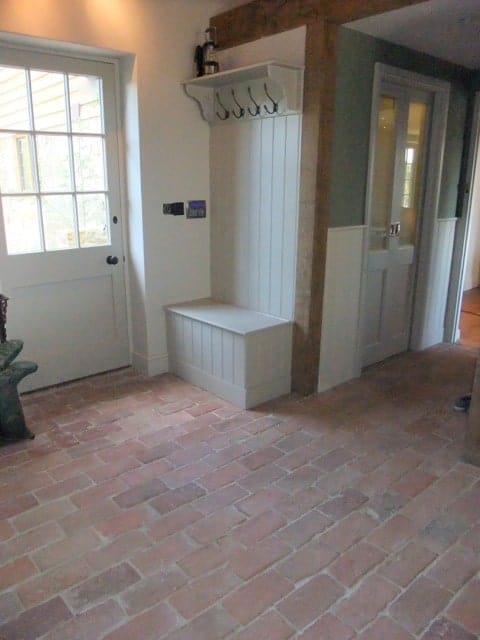 寄存室入口与砖terracotta瓷砖地板。