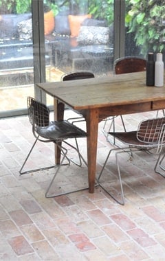 小餐桌设置在陶土瓷砖地板的顶部。