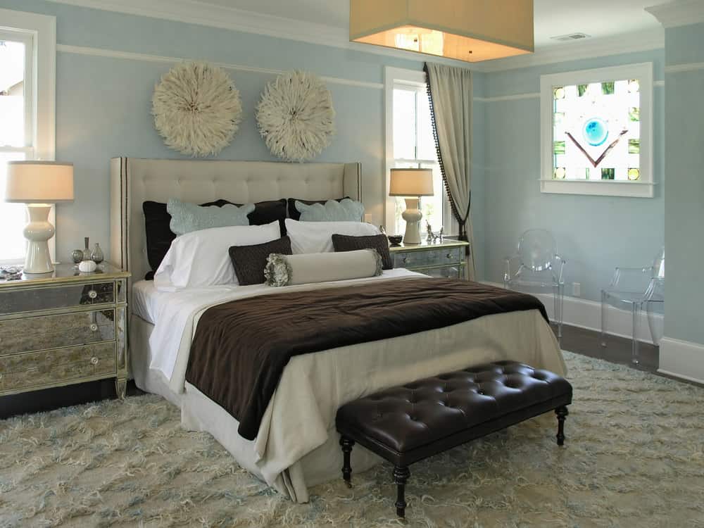 主卧室采用大地毯覆盖硬木地板。它还以天蓝色的墙壁围绕着空间。