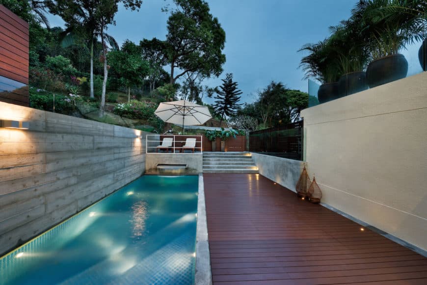 住宅甲板旁边有一个游泳池，通往一个绝佳的休闲区。