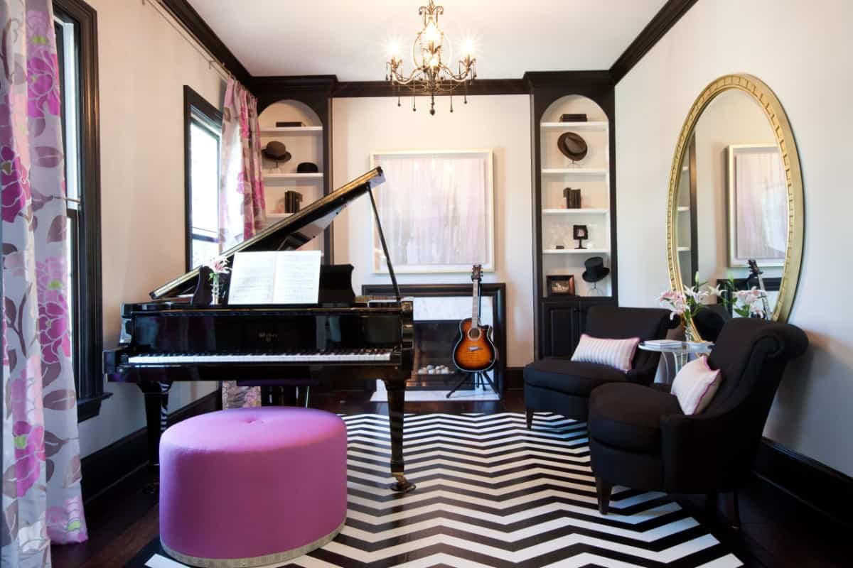 音乐室与黑色和粉红色的配色方案。