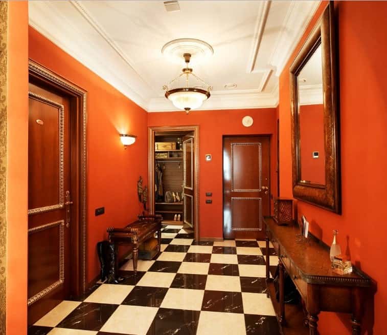 红色门厅搭配格子瓷砖地板，看起来绝对有品位。