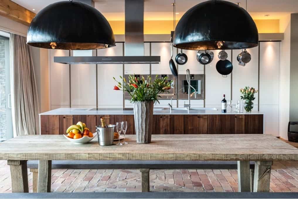 乡村现代化的厨房与再生砖瓷砖地板。