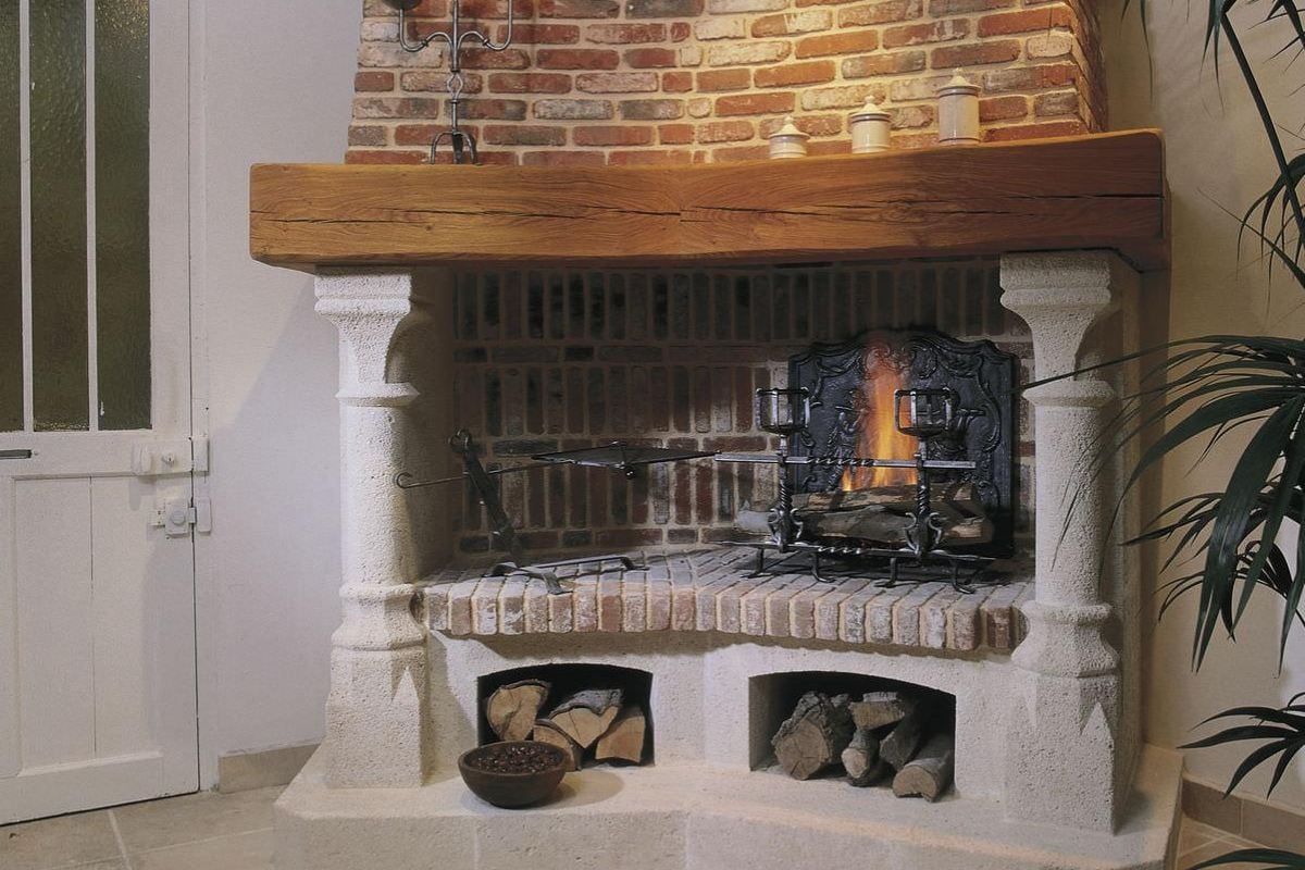 传统现代豪宅中的传统壁炉。