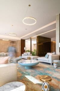 这海边的家在科威特使用热带风格元素巧妙地增强其当代设计。