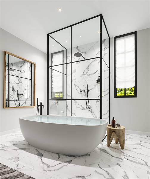 斯堪的纳维亚风格的浴室，带有一个独立的浴缸和一个配有锻铁固定装置的步入式淋浴。白色大理石瓷砖地板与淋浴的后挡板相呼应，形成无缝的流动。