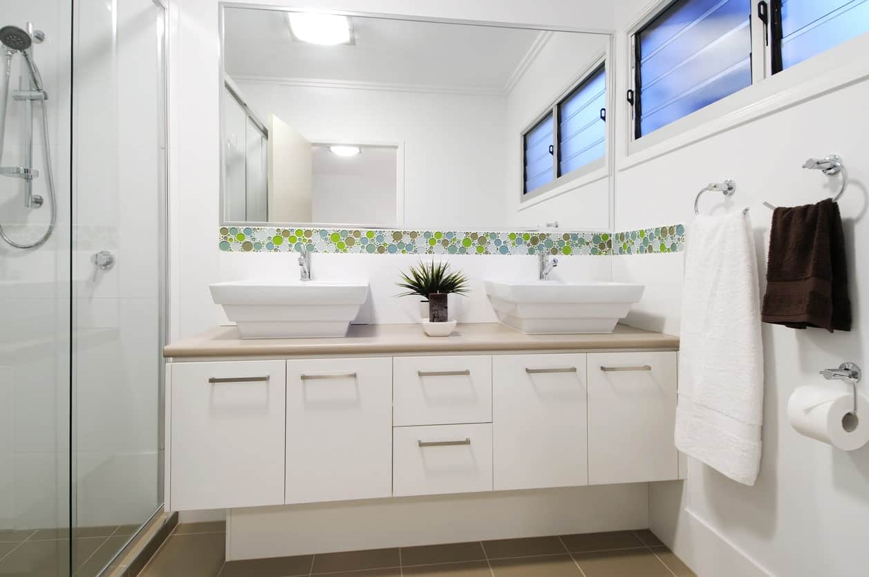聚焦于这个主浴室的单水槽柜台上的双容器水槽。该客房还提供一间步入式淋浴间。