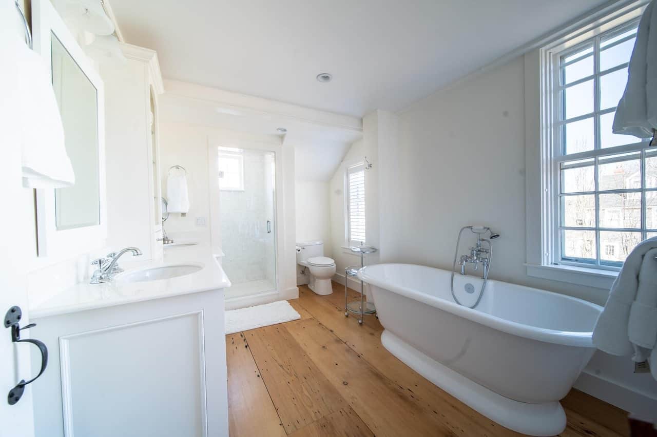 主浴室设有双水槽、硬木地板上的独立浴缸和步入式淋浴间。