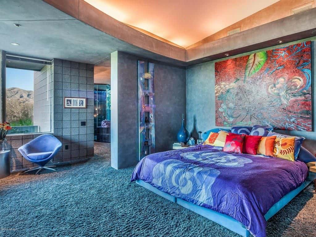 宽敞的主卧室设有厚地毯地板，延伸到套房的浴室。灰色的墙壁和蓝色的色调搭配在一起看起来绝对完美。