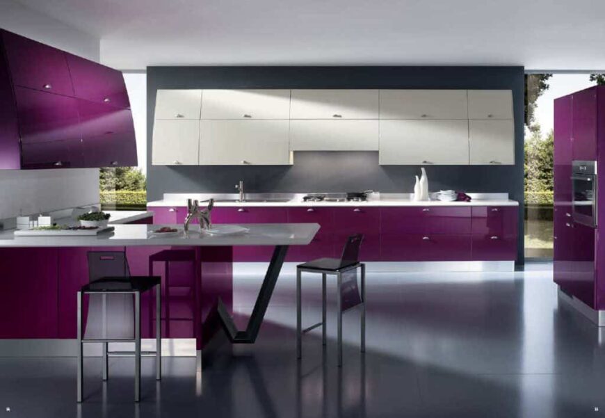 巨大的现代厨房，灰色瓷砖地板和紫色的厨房柜台和橱柜。白色的台面与紫色的色调搭配在一起，看起来绝对有档次。