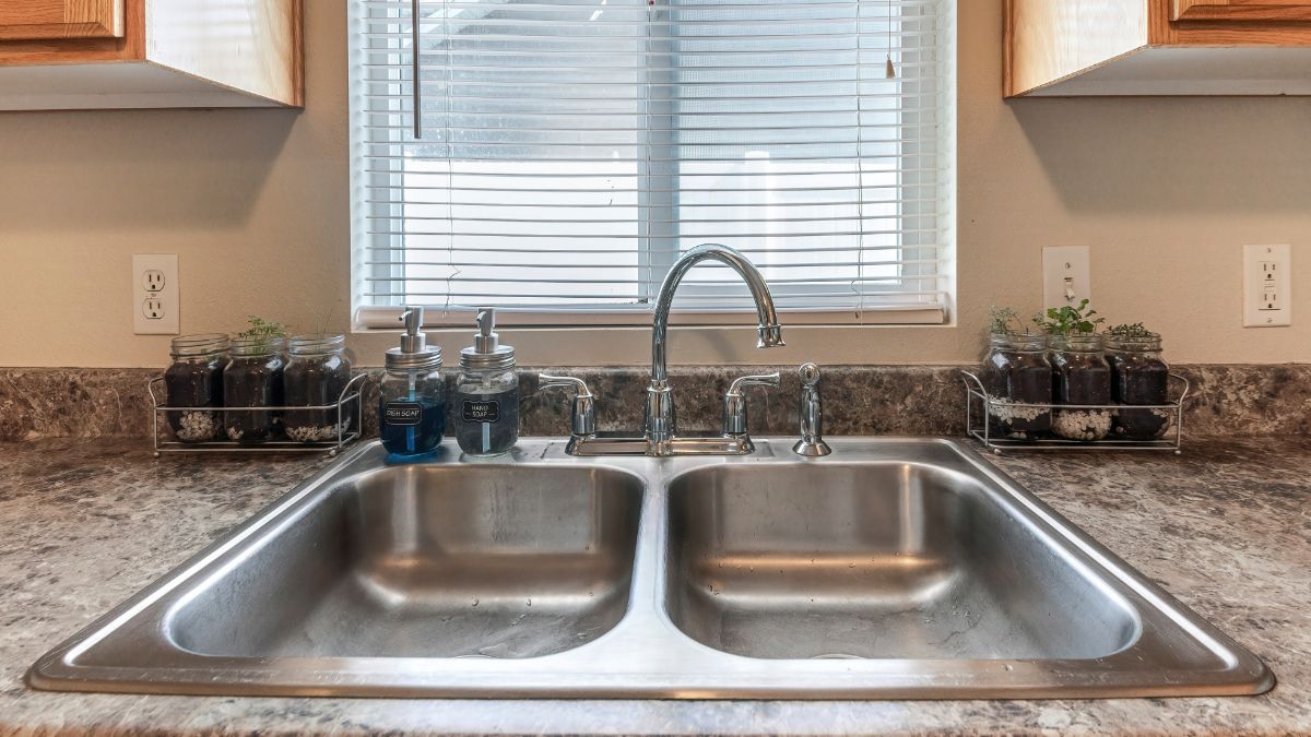 厨房水槽配有双把手水龙头。