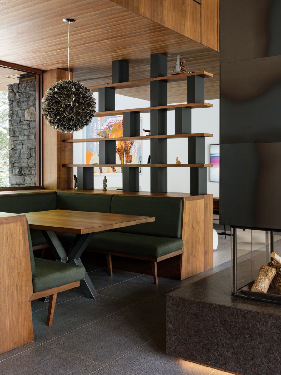 MU Architecture设计的中世纪现代风格的内置餐厅角落，厨房里有长凳
