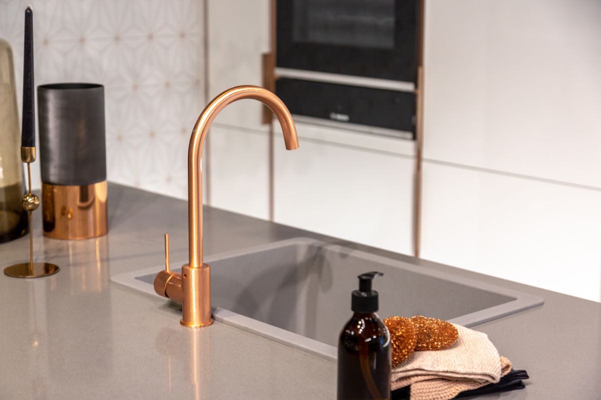 漂亮的厨房水槽与铜水龙头。