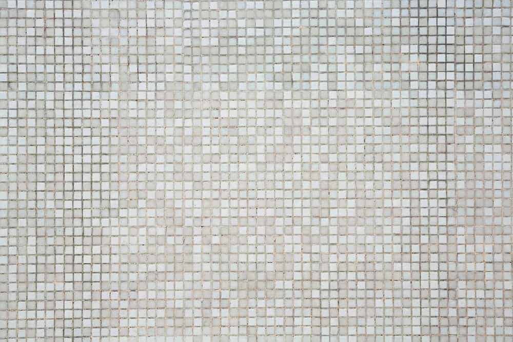 白色和灰色的马赛克瓷砖地板