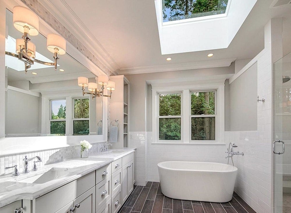 农舍浴室设有一个独立的浴缸，设置在深色乙烯基强化地板上，两个嵌入洗手台在白色梳妆台，和一个头顶天窗。嵌入式照明和壁挂式烛台连接到一个大的梳妆镜提供更多的照明。