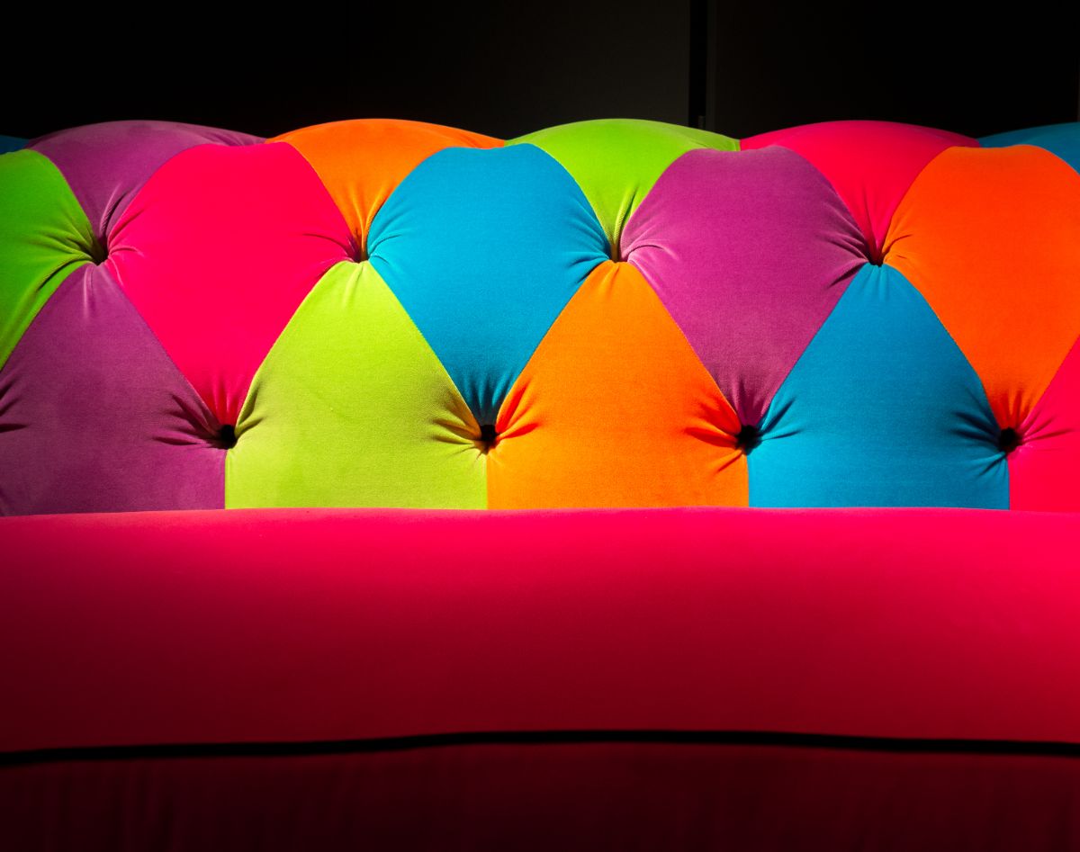 不同颜色的漂亮沙发。