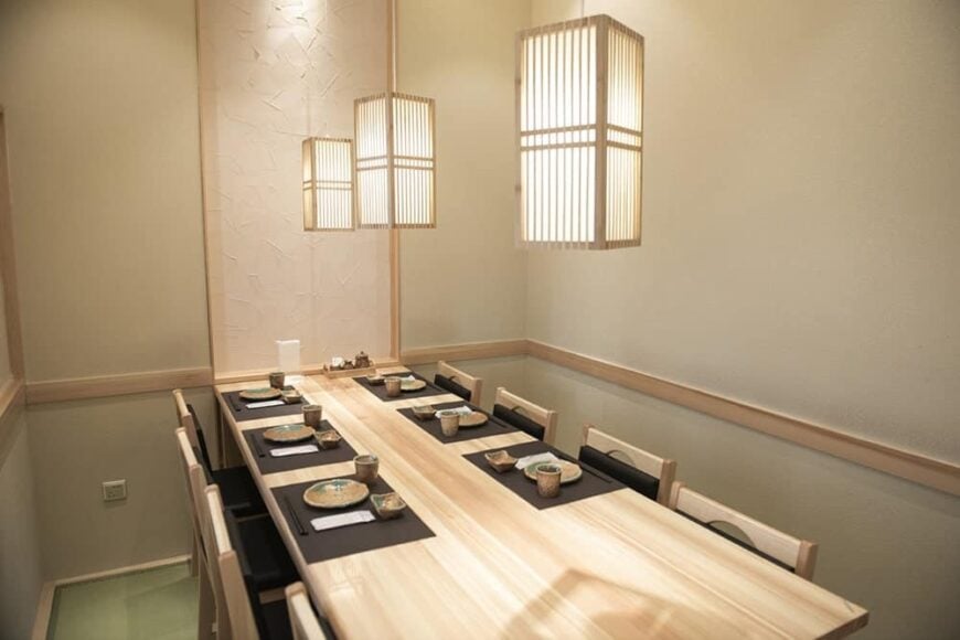 来自悬挂吊坠的环境光为这个亚洲餐厅增添了温暖舒适的色调，拥有一个与米黄色墙壁融为一体的轻木餐厅。