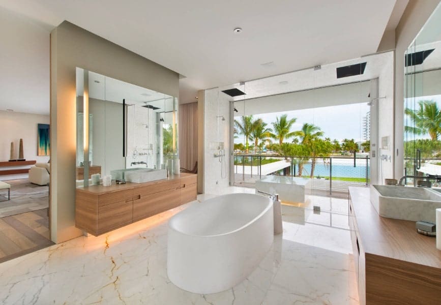 宽敞的海滩风格的主浴室设有一个独立的浴缸，以及浮动梳妆台上的两个容器水槽。