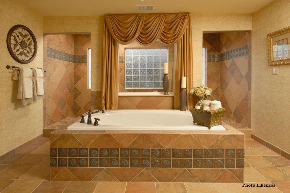 经典的浴室提供一个深浸泡浴缸与装饰瓷砖。它的设计有一个华丽的墙壁艺术和镜子安装在米黄色的墙壁上。
