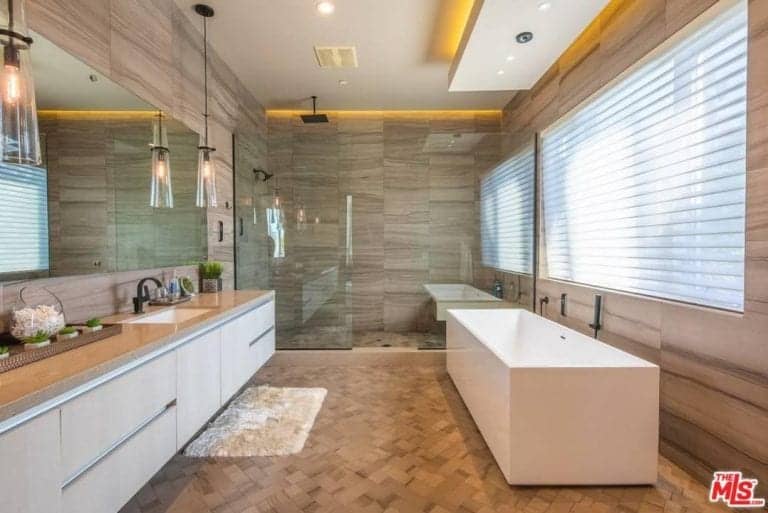 宽敞的主浴室设有大型步入式淋浴间，大型独立式浴缸和长长的浮式洗手台。