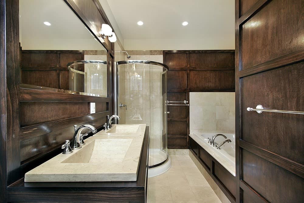 棕色主浴室设有一个双水槽，一个步入式淋浴间和一个插入式浴缸。
