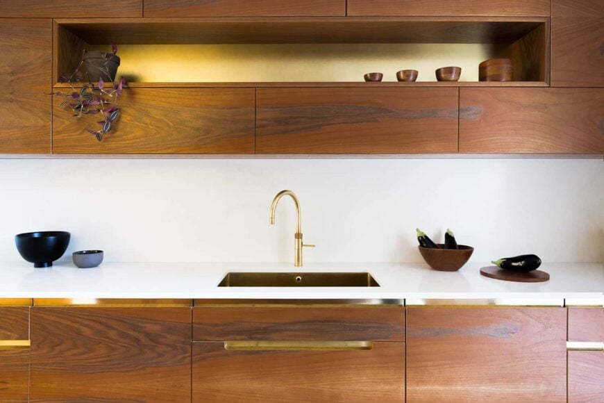 定制胡桃木厨房橱柜与未上漆的黄铜厨房水槽。